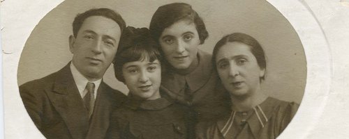 Зина с родителями и старшей сестрой перед войной, 1939-1940гг.