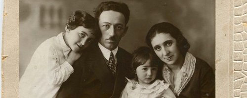 Зина с родителями и старшей сестрой (Еврейские имена детей: Нехама и Линда)