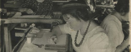 Зося Каспирович (мама) за работой – вышивает канителью форму для военных. 15 июня 1943г.